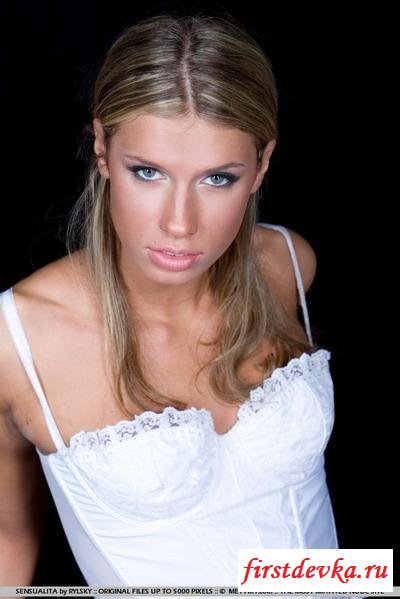 Блондинка у мокрой стены