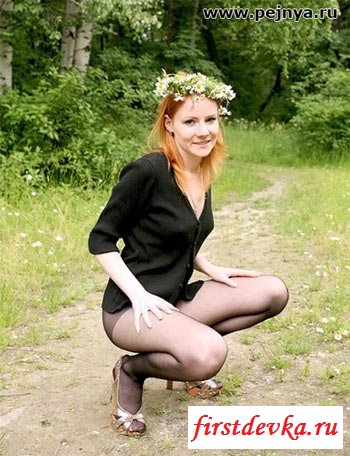 Серая мышка на природе