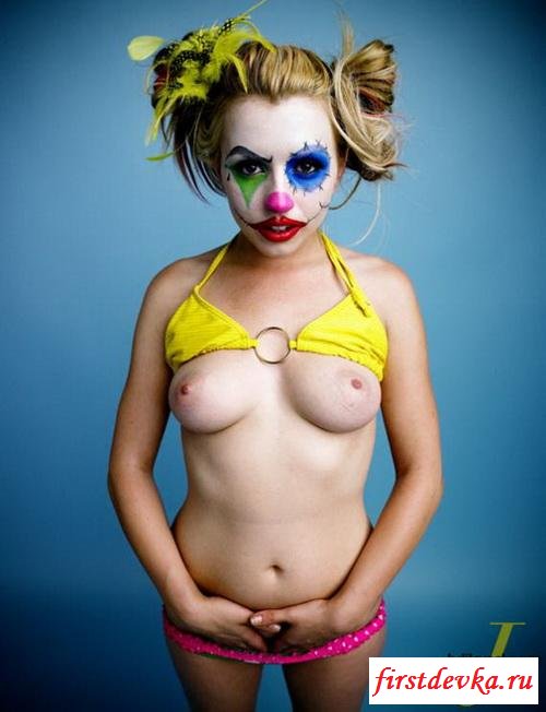 Работница цирка на фотосессии