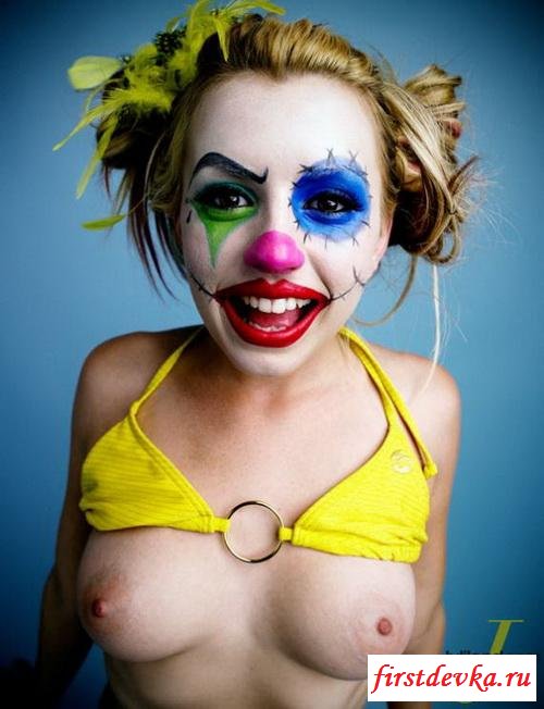 Работница цирка на фотосессии