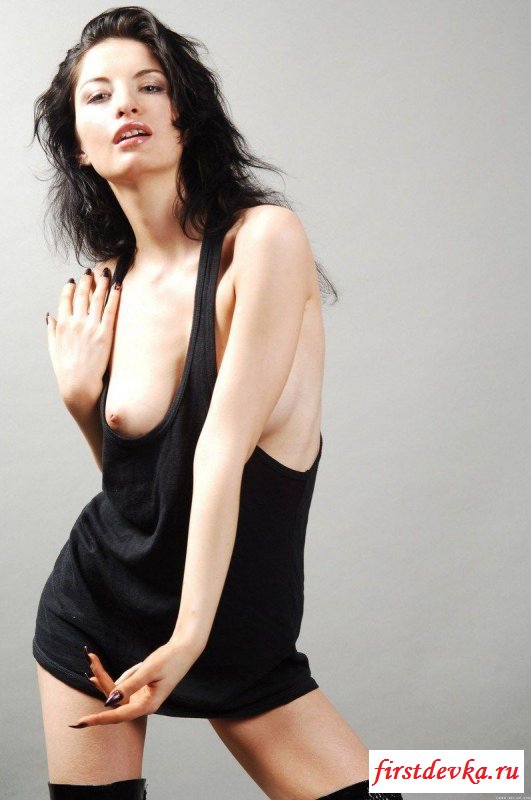 Лена в черной маечке