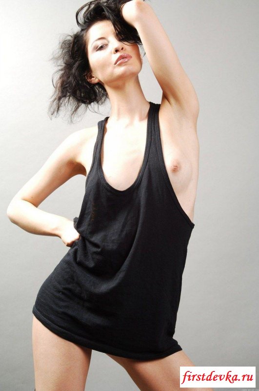 Лена в черной маечке