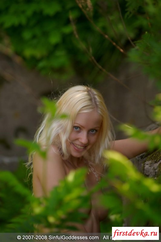 Радостная девушка вышла на природу