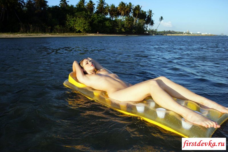 Студентка отдыхает на пляже
