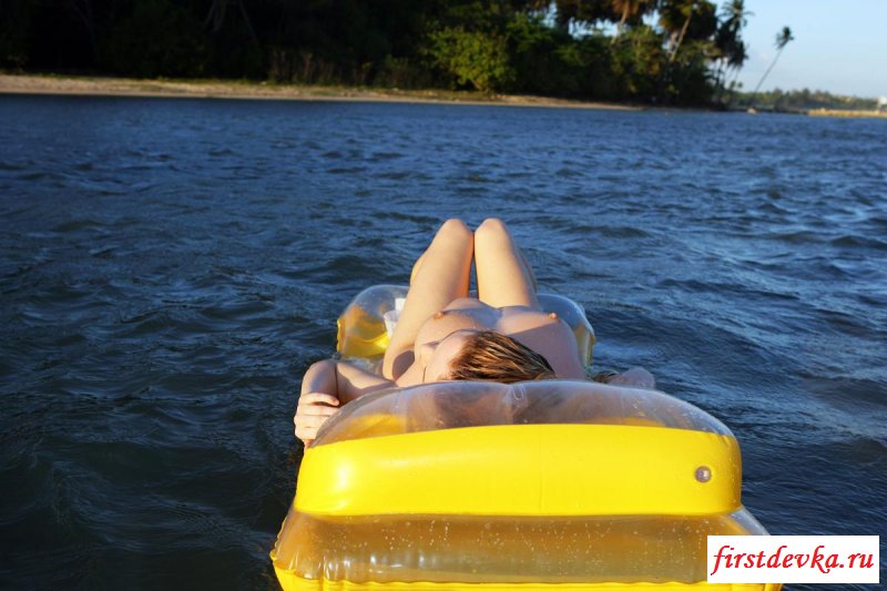 Студентка отдыхает на пляже