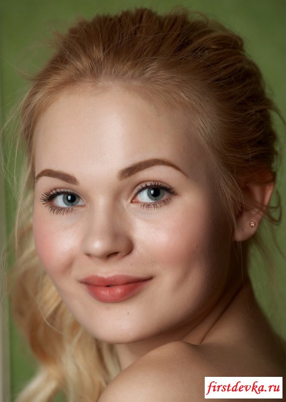 Блондинка в кресле (20 фото)