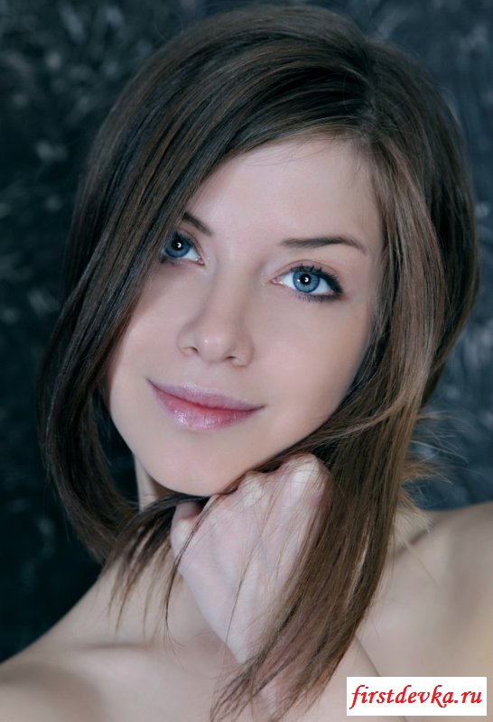 Девушка на столике (22 фото)