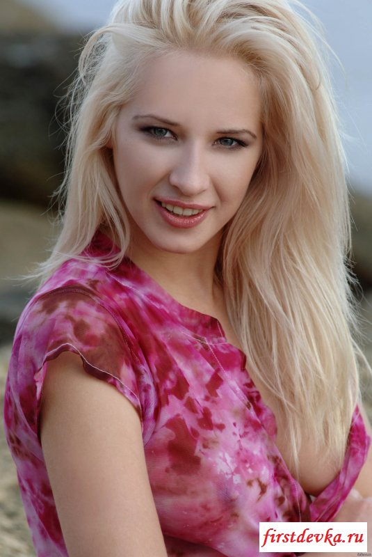 Греет киску на скалах (20 фото )