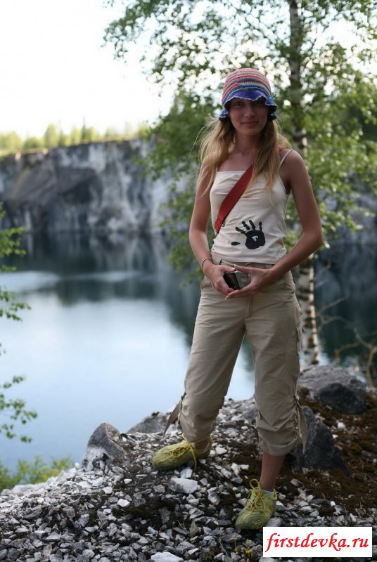 Молоденькая на природе (19 фото)