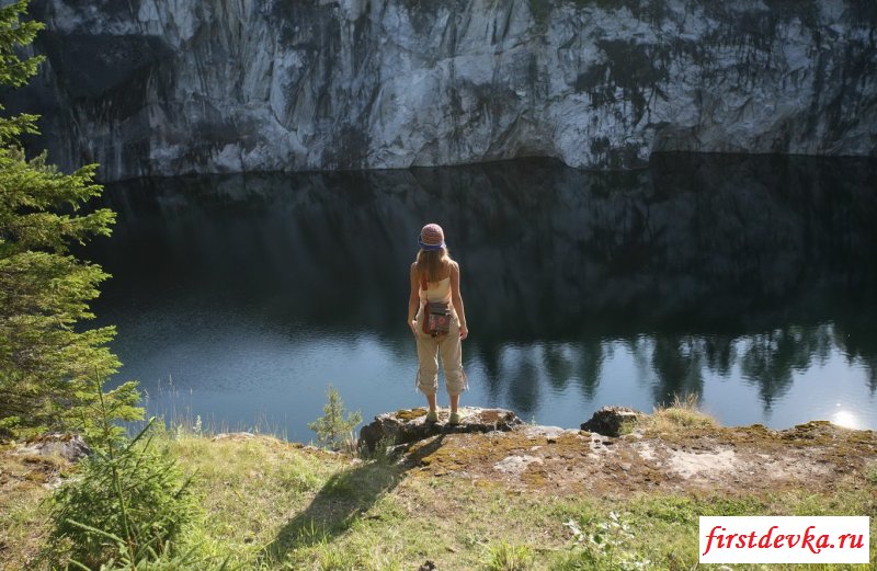 Молоденькая на природе (19 фото)