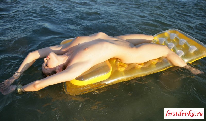 Девушка и водный матрац (20 фото)