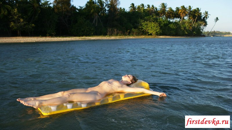 Девушка и водный матрац (20 фото)