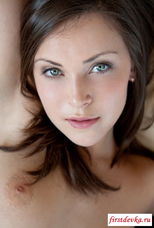 Сучка разделась дома (20 фото)