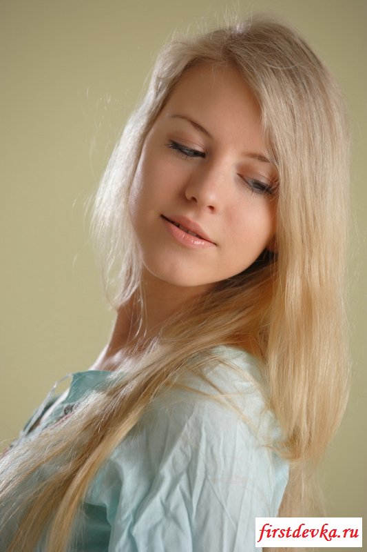 Блондинка в постели (19 фото)