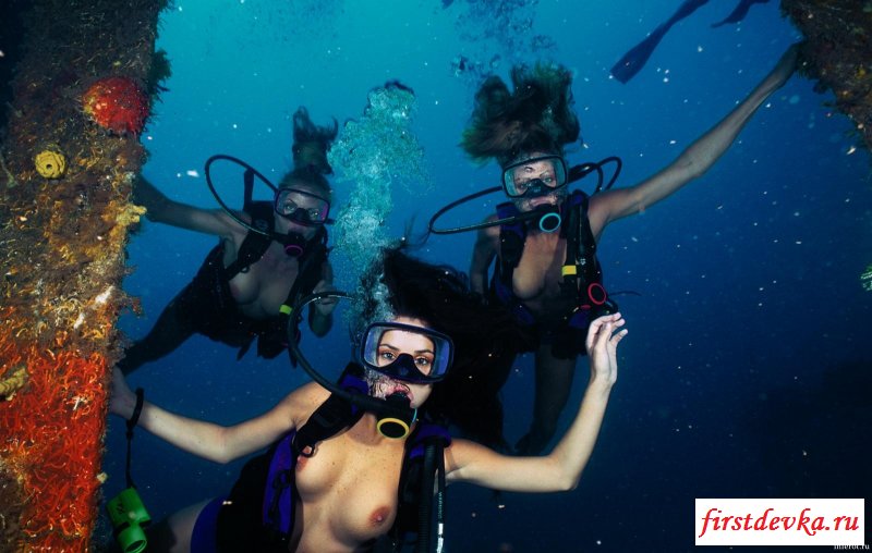 Голышом под воду (18 фото)