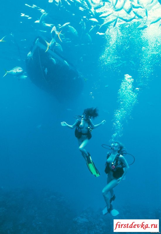 Голышом под воду (18 фото)