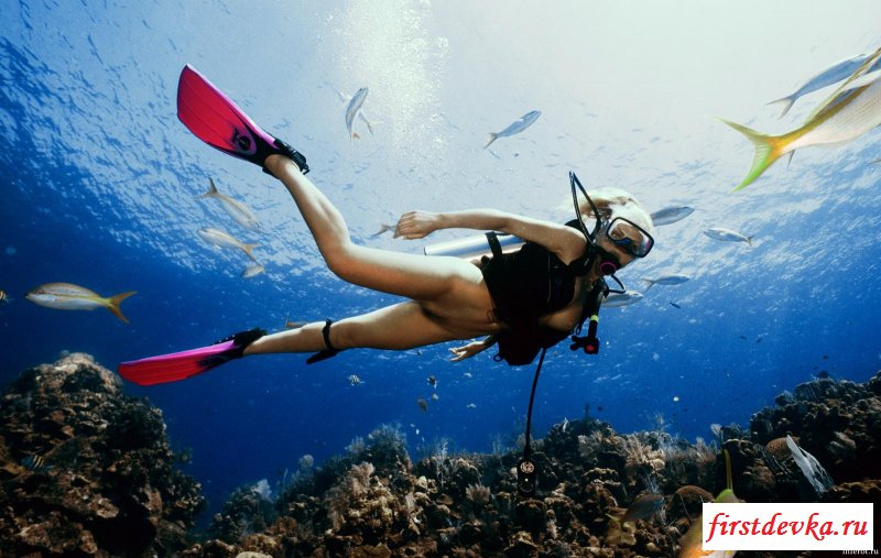 Голышом под воду (18 фото)