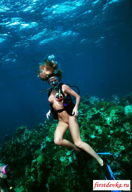 Голышом под воду (18 фото)