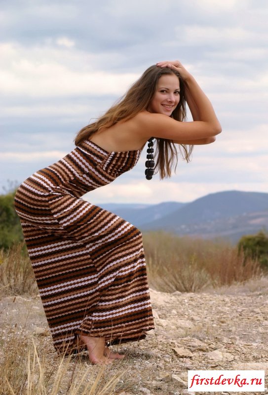 Высокая девушка высоко в горах (20 фото)