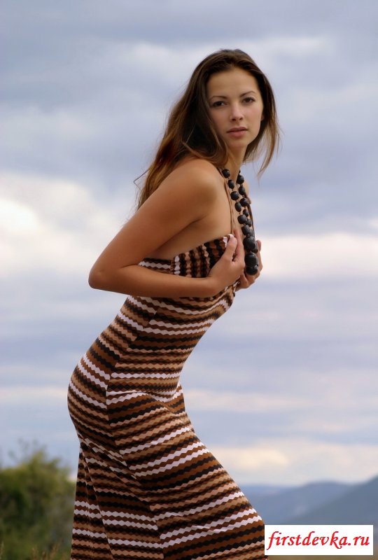 Высокая девушка высоко в горах (20 фото)