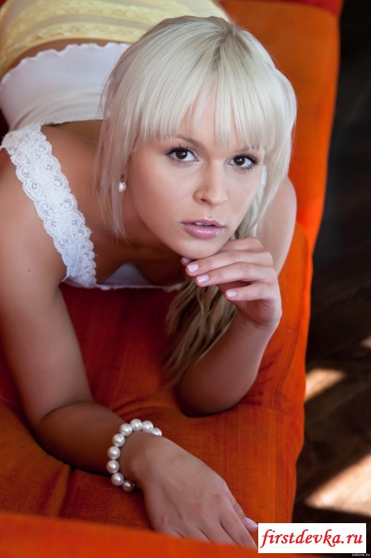 Крашенная блонди на диване (20 фото)