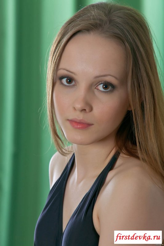 Молоденькая на стуле (20 фото)