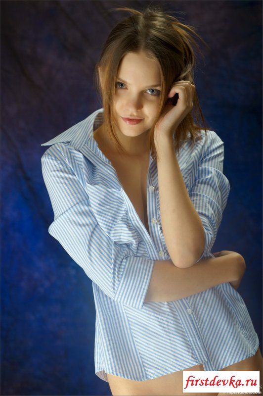 В рубашке на голое тело