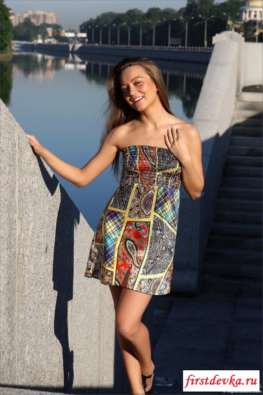 Блеснула киской на детской площадке