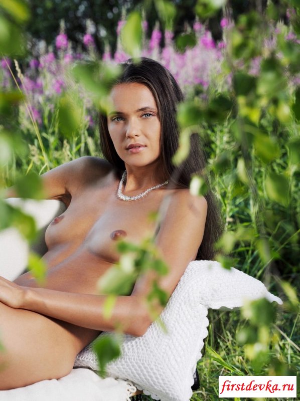 Разделась в летнем саду