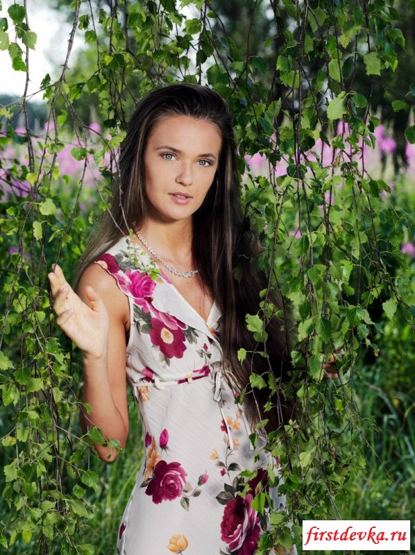 Разделась в летнем саду