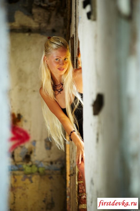 Сняла одежду в заброшенном доме