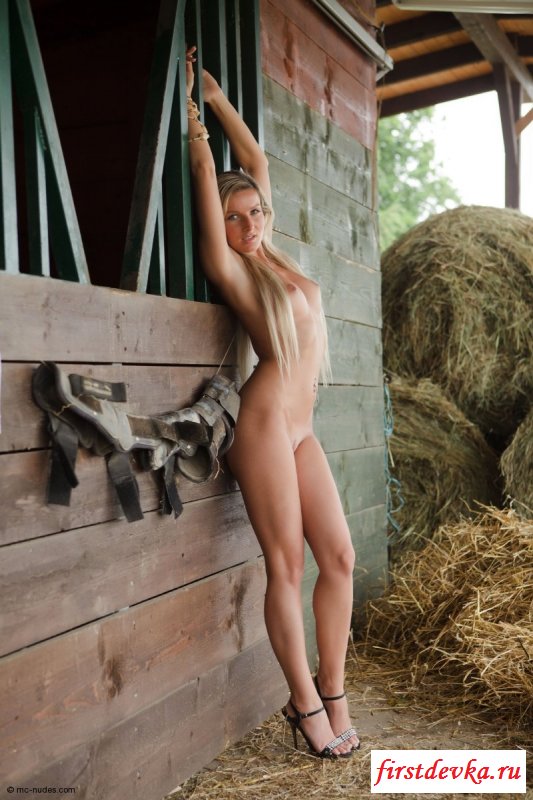 Совершеннолетняя колхозница перед работой