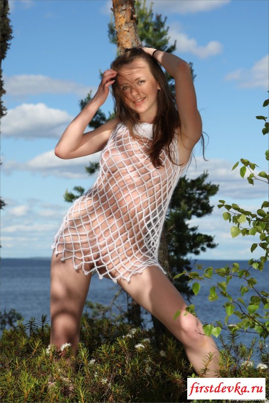 Спряталась в тени деревьев