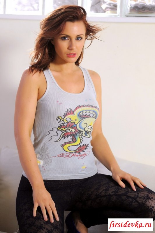 Задрала майку и показала титьки