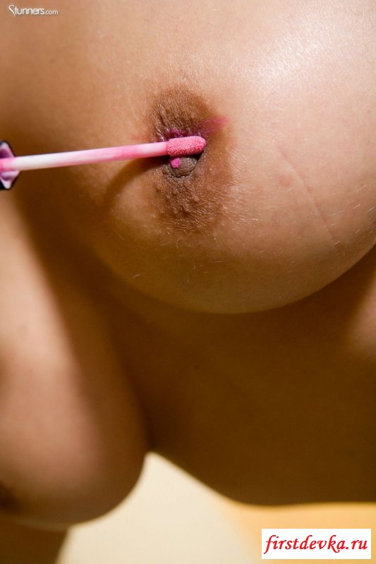 Покрасила соски в розовый