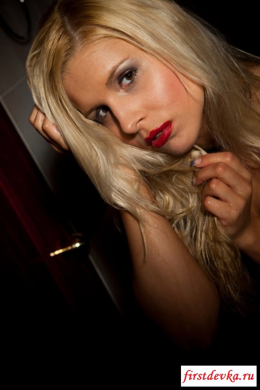 Вкусная деваха прихорашивается