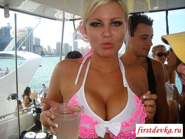 Девушки показывают сиськи (32 фотографии) Девушки показывают сиськи (32 фотографии)