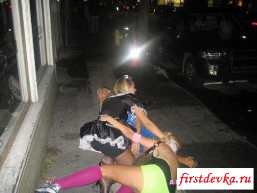 Пьяные девушки раздеваются (19 фотографий)