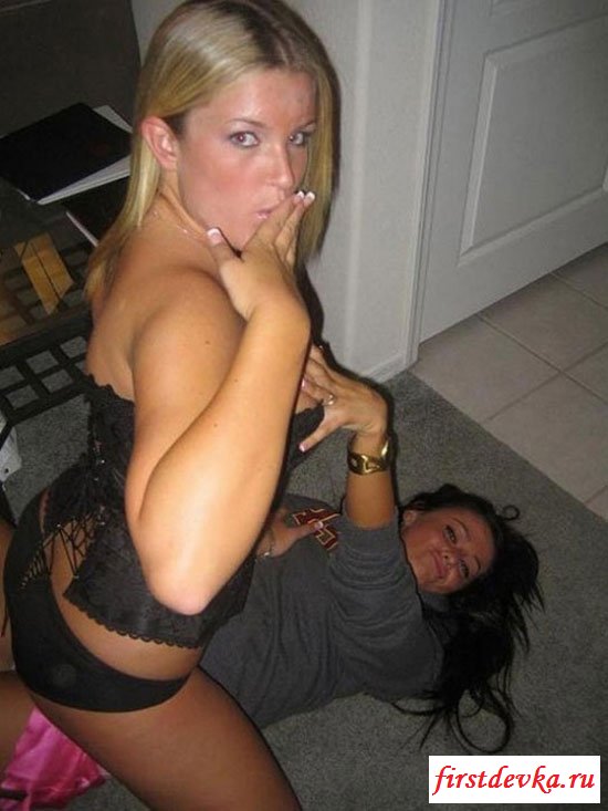 Пьяные девушки раздеваются (19 фотографий)