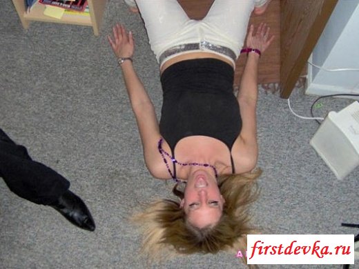 Пьяные девушки раздеваются (19 фотографий)