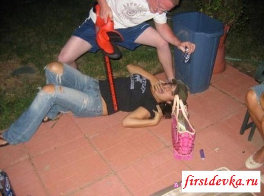 Пьяные девушки раздеваются (19 фотографий)