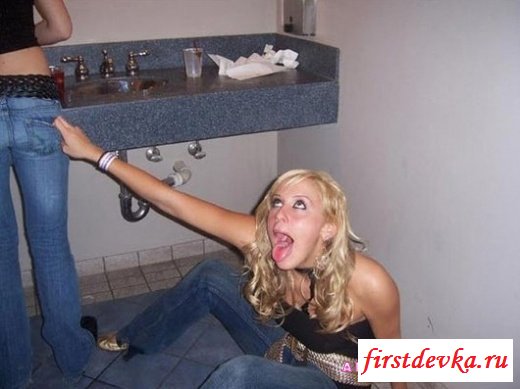 Пьяные девушки раздеваются (19 фотографий)