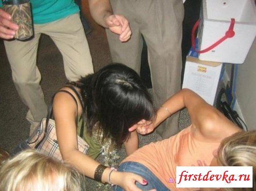 Пьяные девушки раздеваются (19 фотографий)