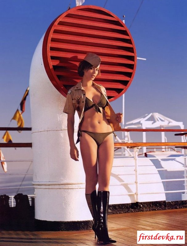 Голая дочка капитана (9 фотографий)