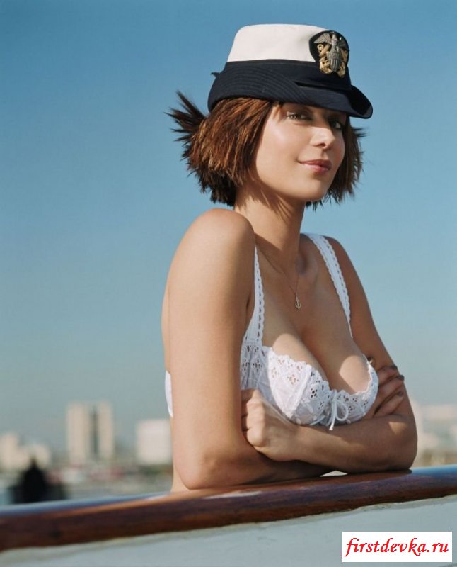 Голая дочка капитана (9 фотографий)