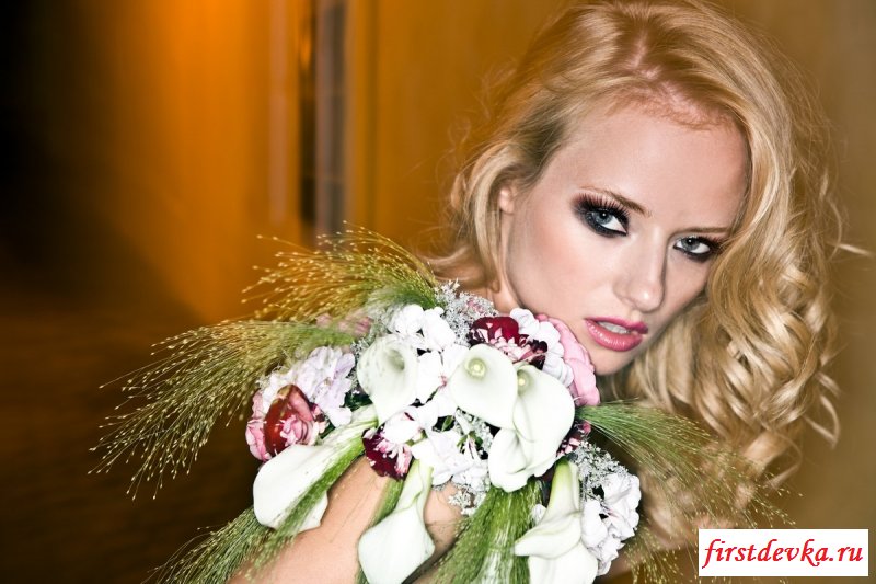 Телка привлекает внимание клиентов