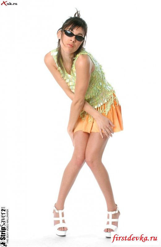 Азиатка в очках на фотосессии