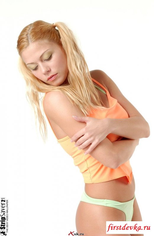 Плутовка напилась и стала обнажаться