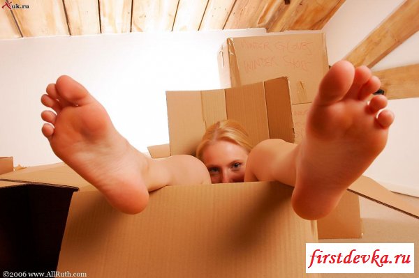 Блондинистая сучка в коробке