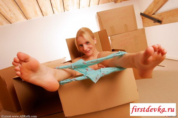 Блондинистая сучка в коробке